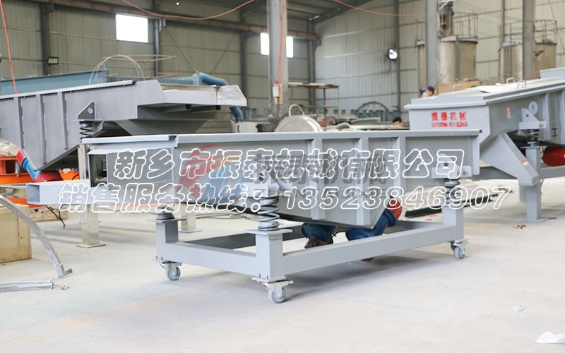 玻璃粉末顆粒直線振動(dòng)篩為什么加布料器？有什么優(yōu)點(diǎn)